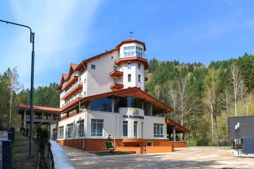 На камушках
