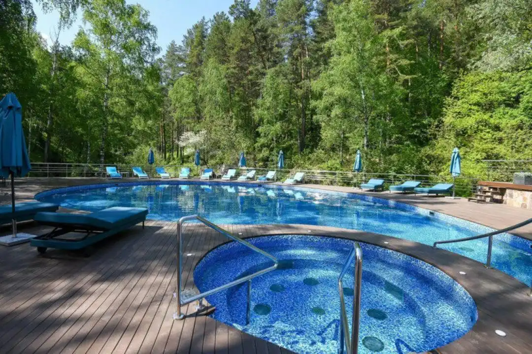 На камушках
