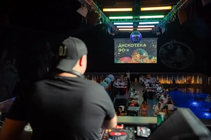 Субботний вечер под DJ-сет в Акватриуме 18+