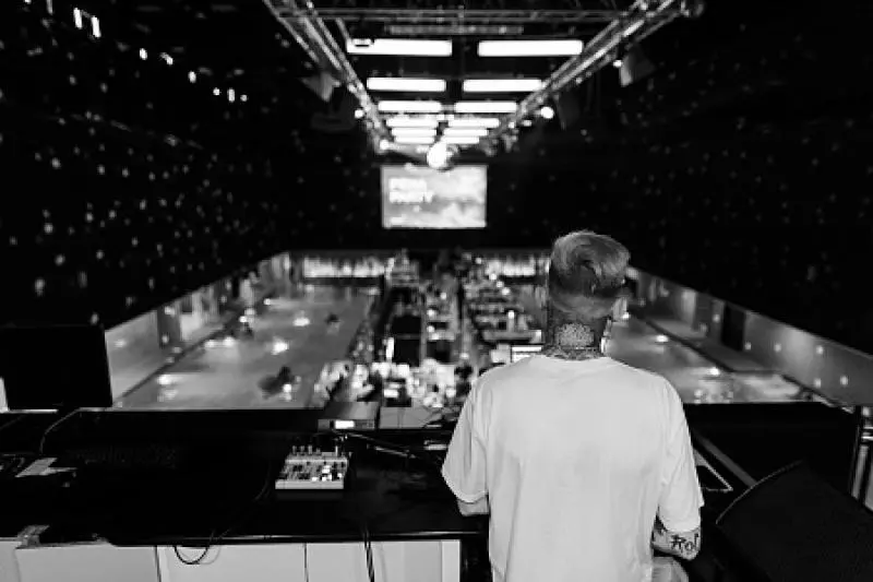 Субботний вечер под DJ-сет в Акватриуме 18+