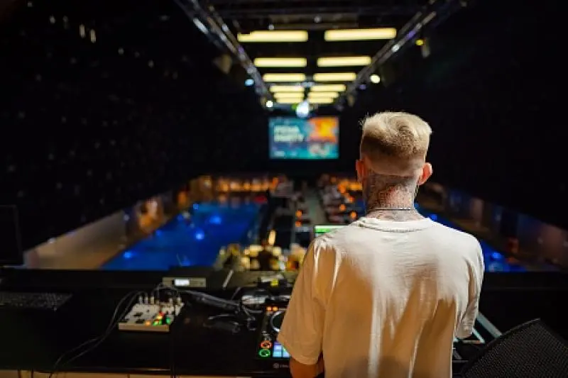 Водный вечер под DJ-сет в Акватриуме 18+