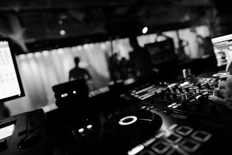 Водный вечер под DJ-сет в Акватриуме 18+